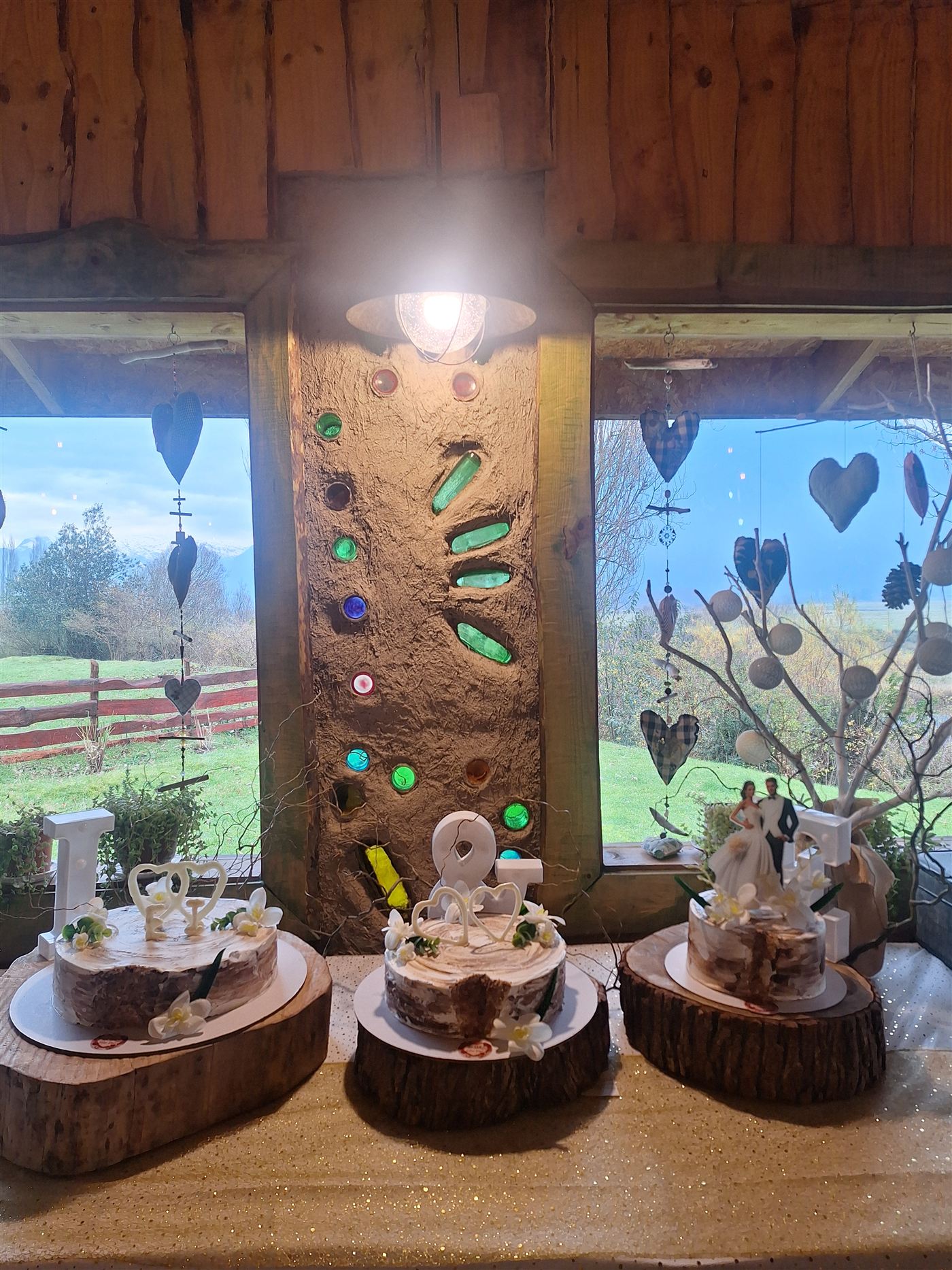 Torta de bodas junto a la ventana con vista a la sierra