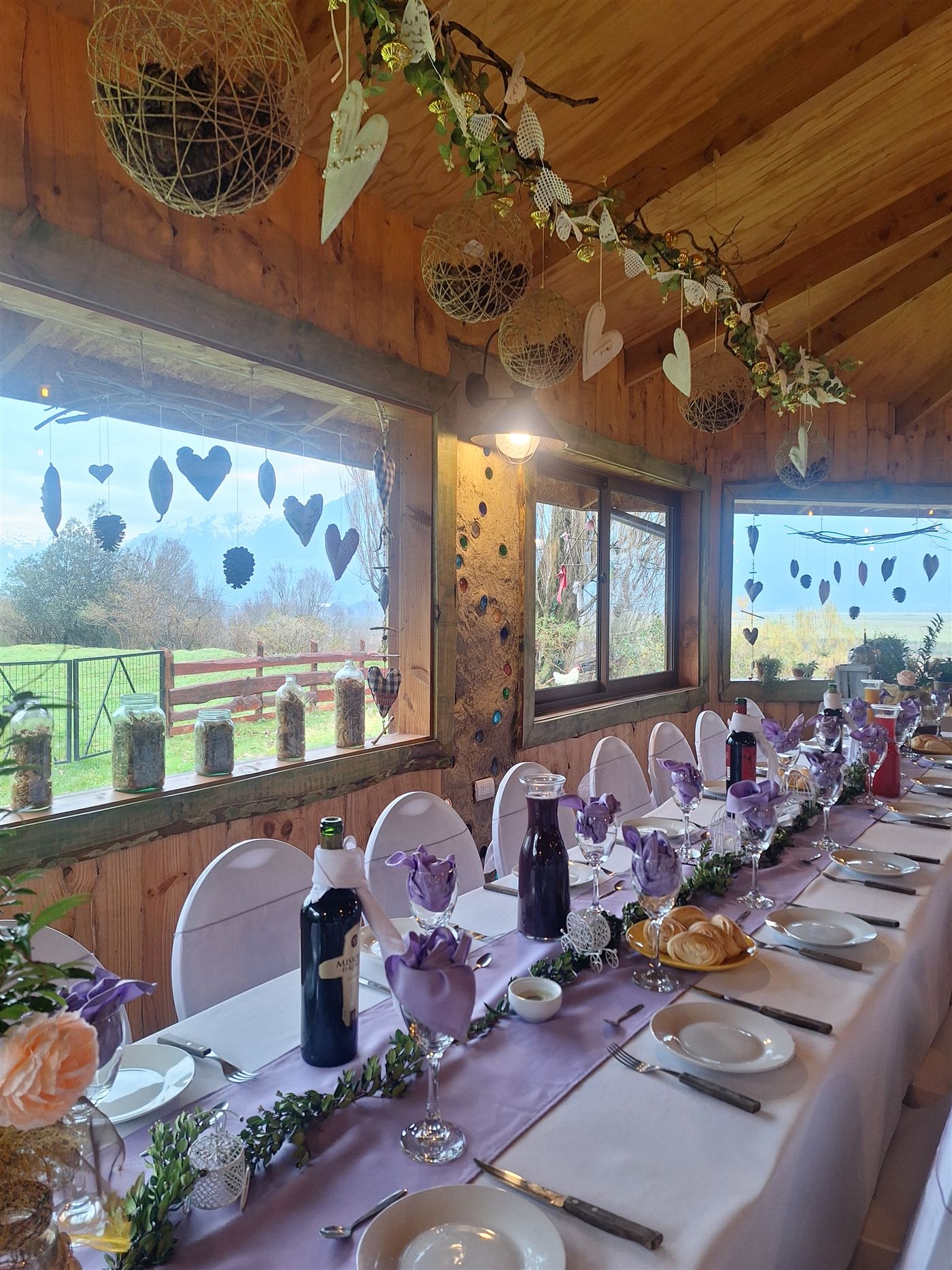 Mesa decorada en tonos violetas para un evento