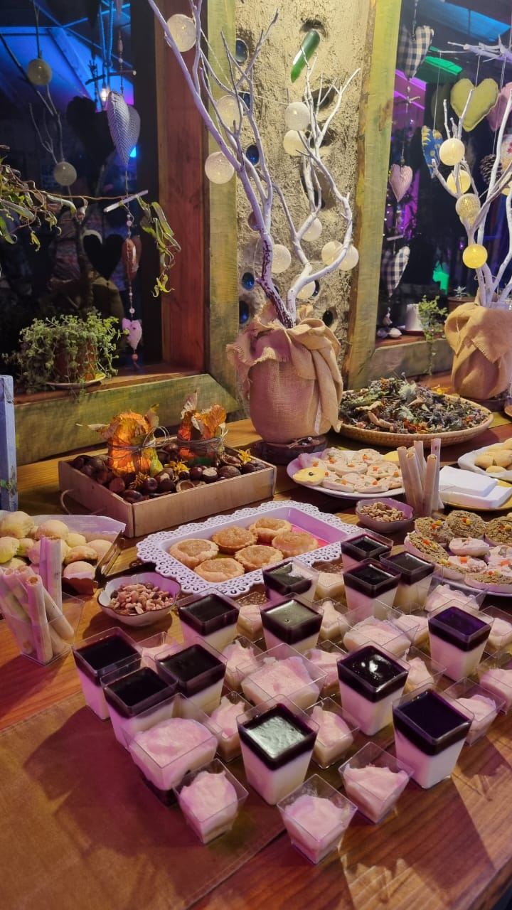 Mesa de postres y bocados artesanales