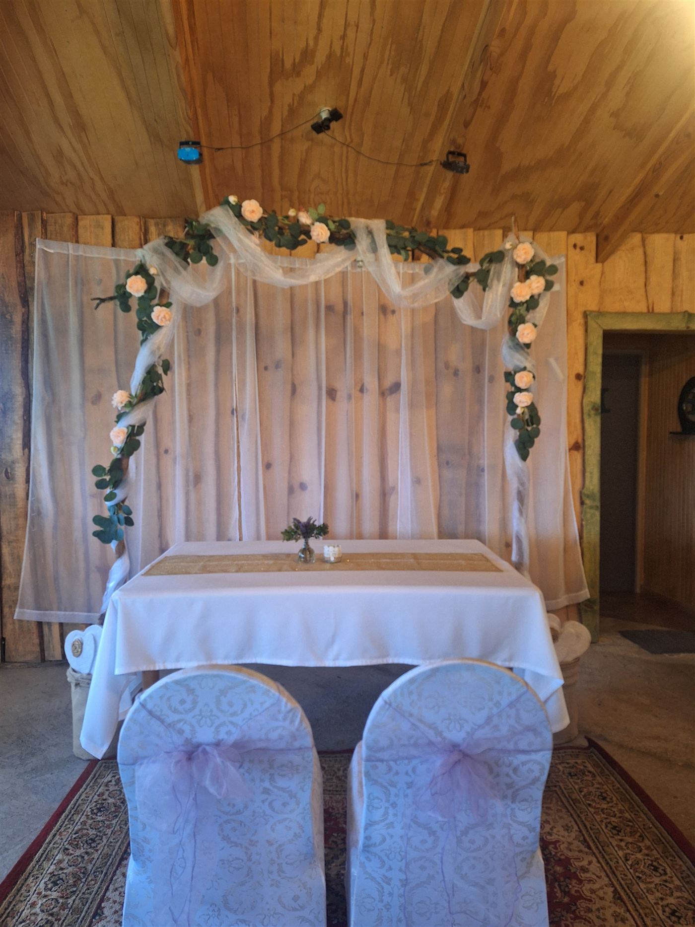 Altar decorado para ceremonia de casamiento